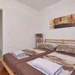 2 Bedroom Amazing In 아파트 Ližnjan