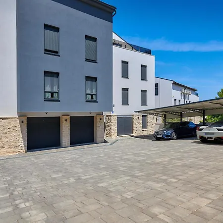 2 Bedroom Amazing In Ližnjan