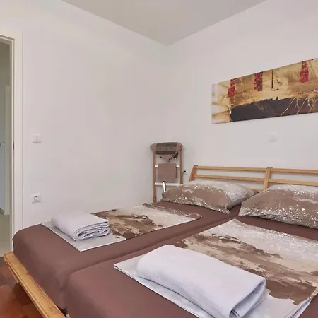 2 Bedroom Amazing In Appartement Ližnjan