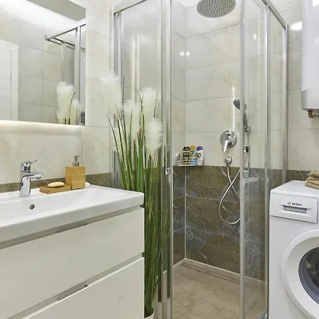 Appartement 2 Bedroom Amazing In Ližnjan
