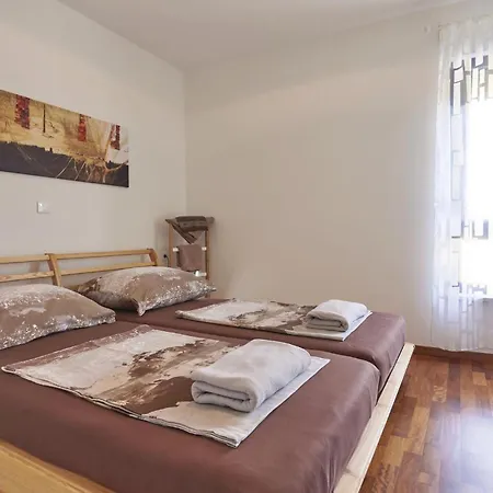 2 Bedroom Amazing In Appartement Ližnjan