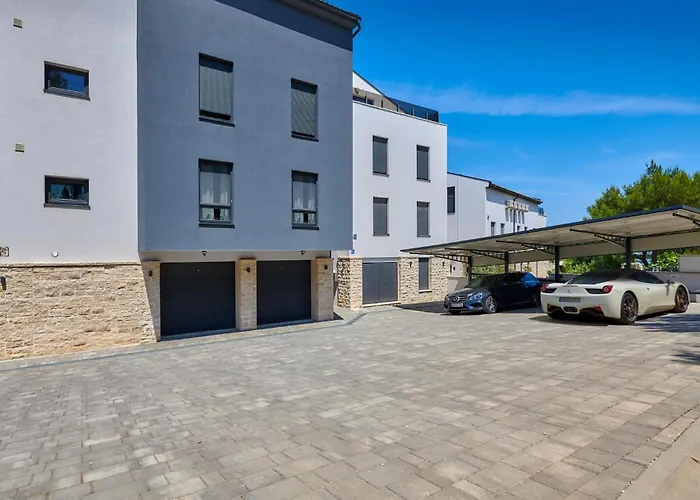 2 Bedroom Amazing In Ližnjan