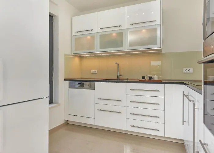 2 Bedroom Amazing In Lägenhet Ližnjan
